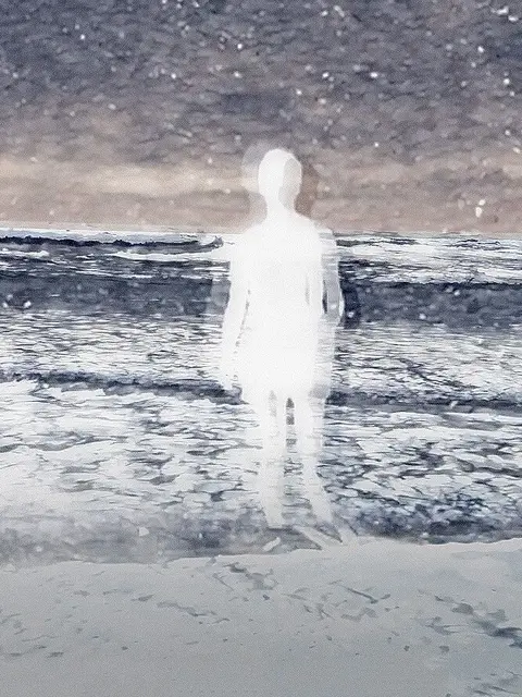 Eine Frau läuft am Strand