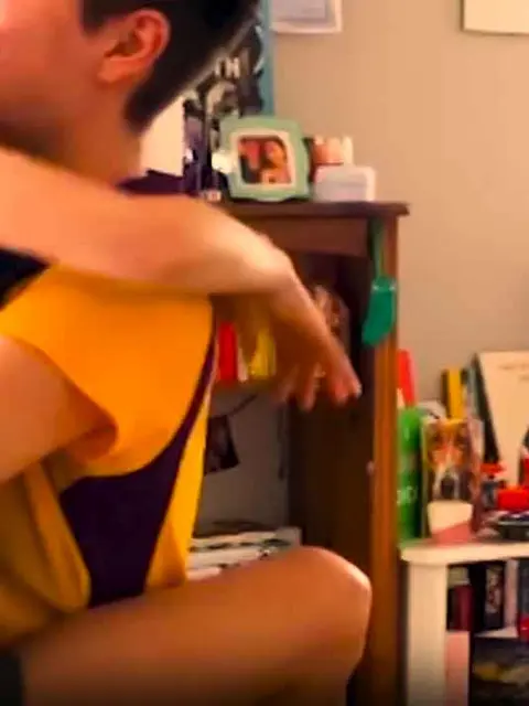 Frau springt freudig in die Arme einer Frau