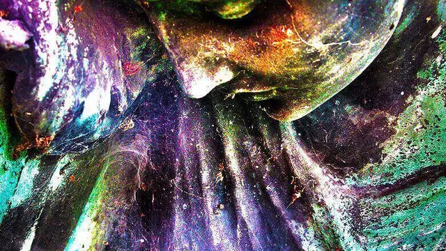 Skulptur einer Frau die traurig nach unten schaut