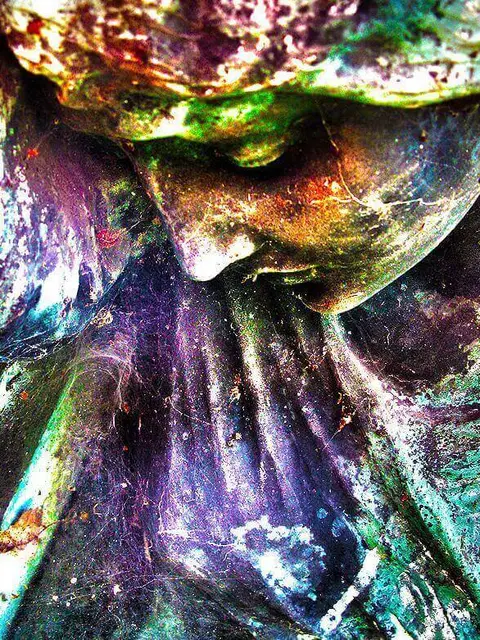 Skulptur einer Frau die traurig nach unten schaut