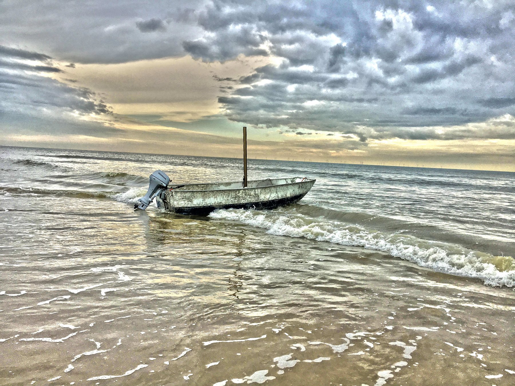 Das einsame Boot am Strand