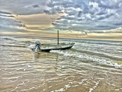 Das einsame Boot am Strand