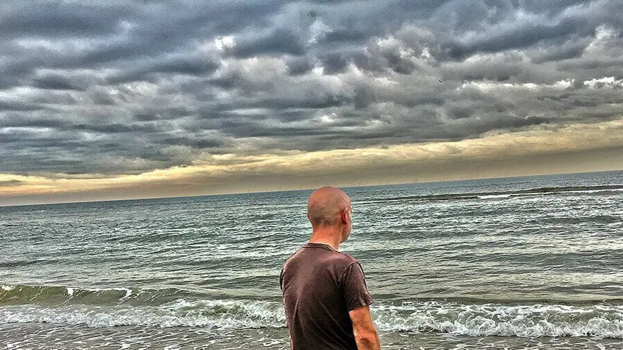 Eine Person schaut auf das Meer