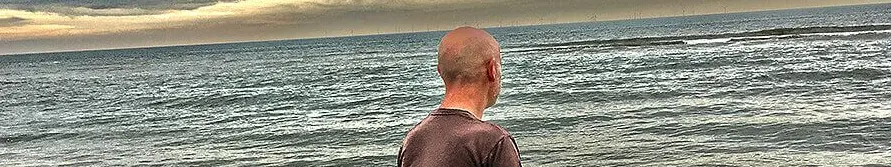 Eine Person schaut auf das Meer