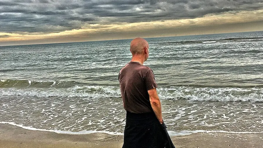 Eine Person schaut auf das Meer